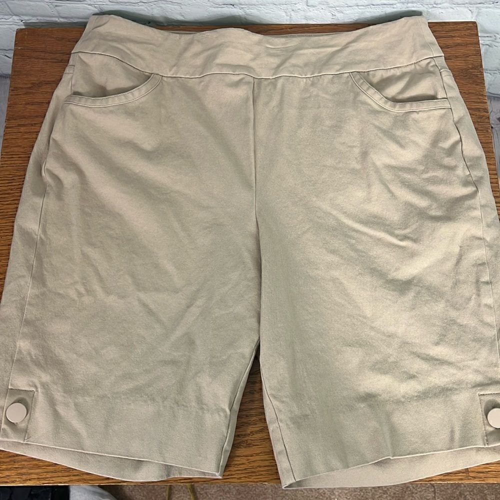 Soft Surroundings Khaki Jegging style pull on Chino Shorts Women's Size Medium